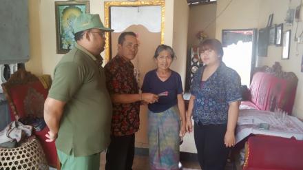 PENYERAHAN BANTUAN BIAYA TRANSPORT BEROBAT